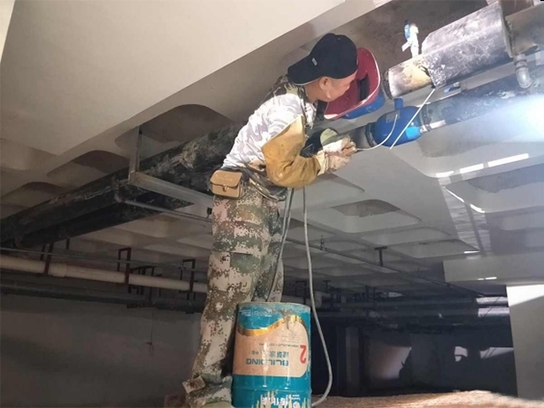 當供熱管道或暖氣片漏水時，應采取哪些措施？
